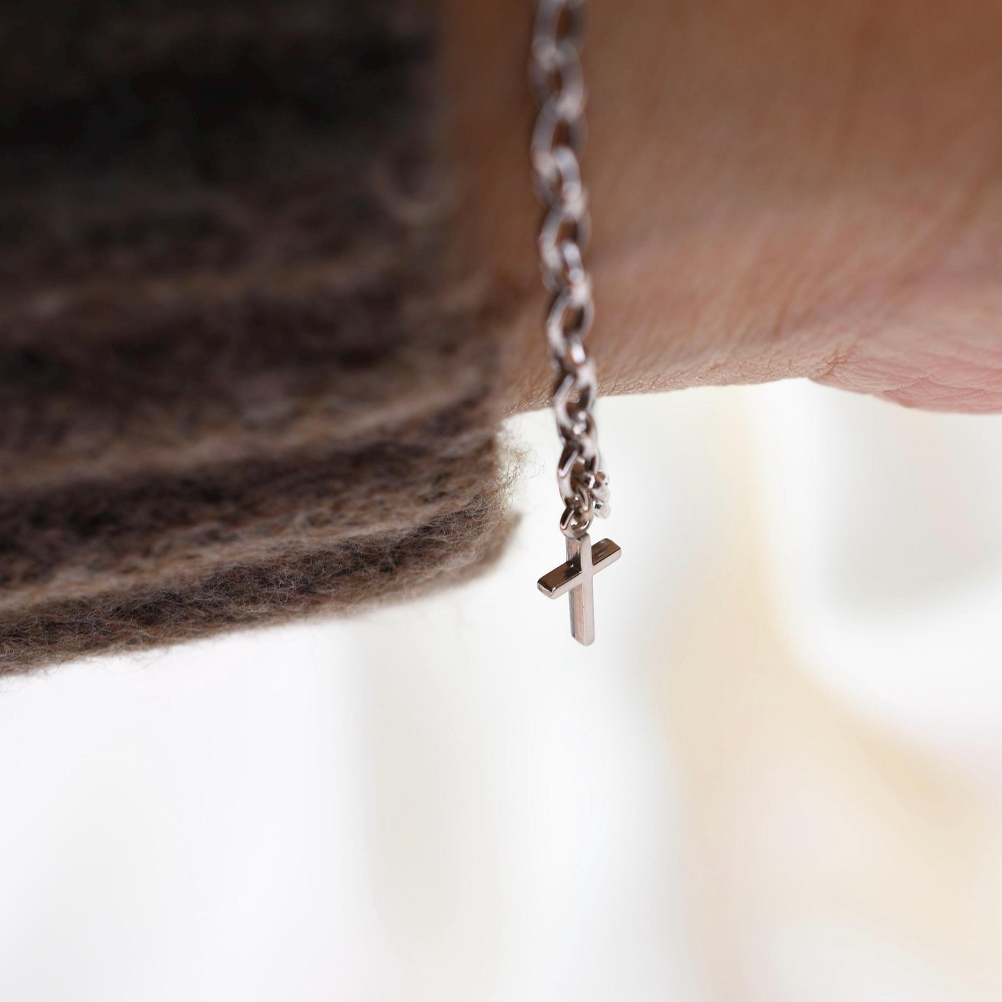This elegant 14K white gold cross bracelet features a delicate 3.2mm rolo chain and a small cross charm
