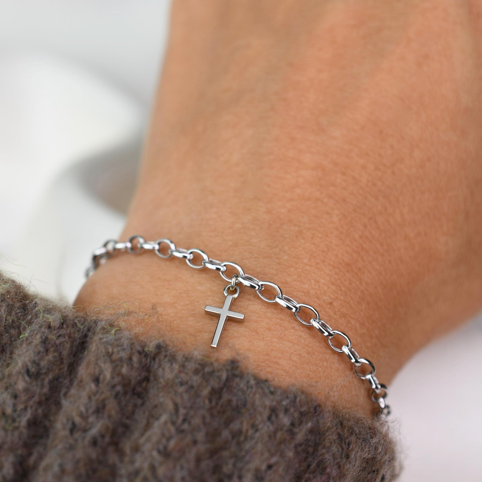 This elegant 14K white gold cross bracelet features a delicate 3.2mm rolo chain and a small cross charm, creating a timeless piece that symbolizes faith and style.