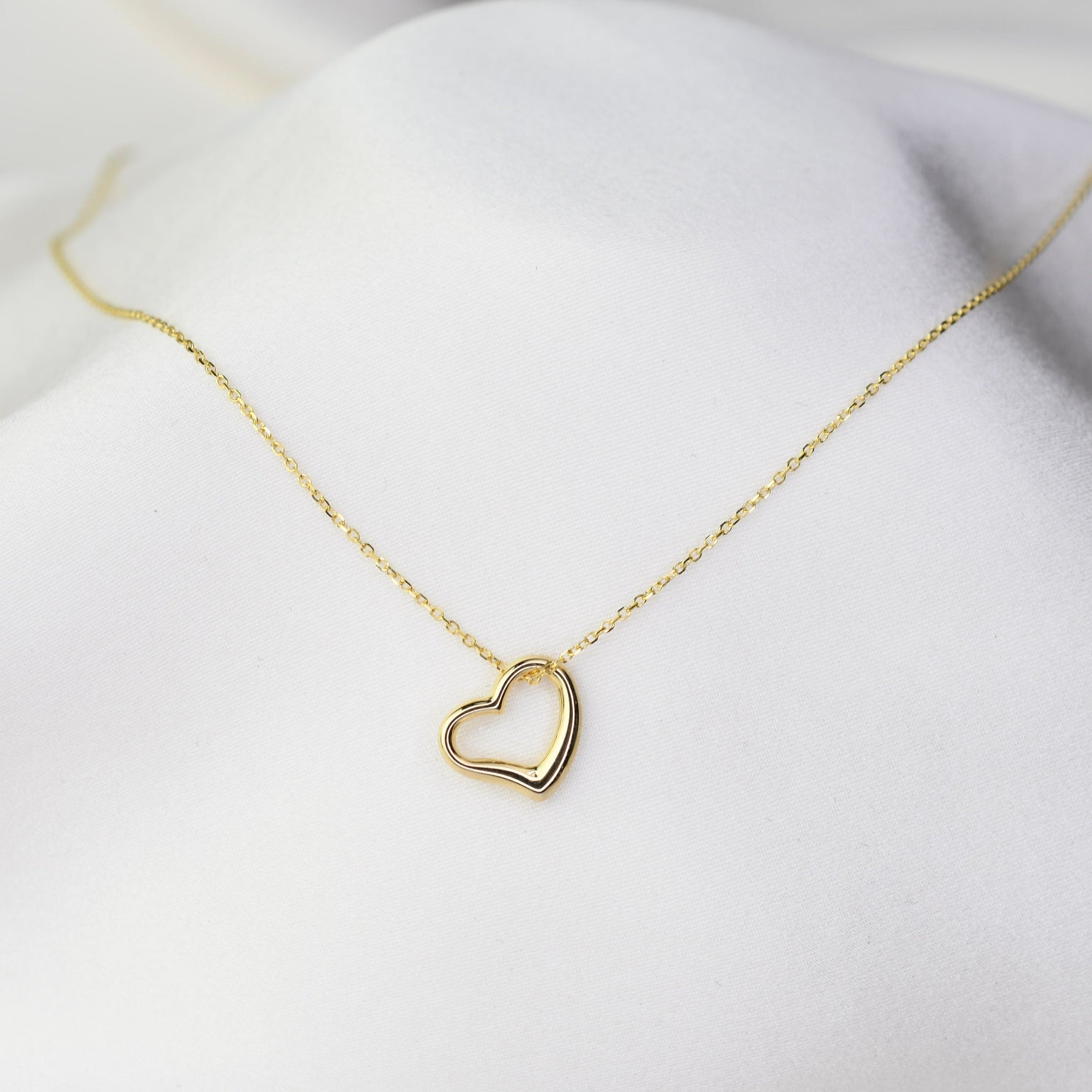 Classic heart necklace in 14K yellow gold