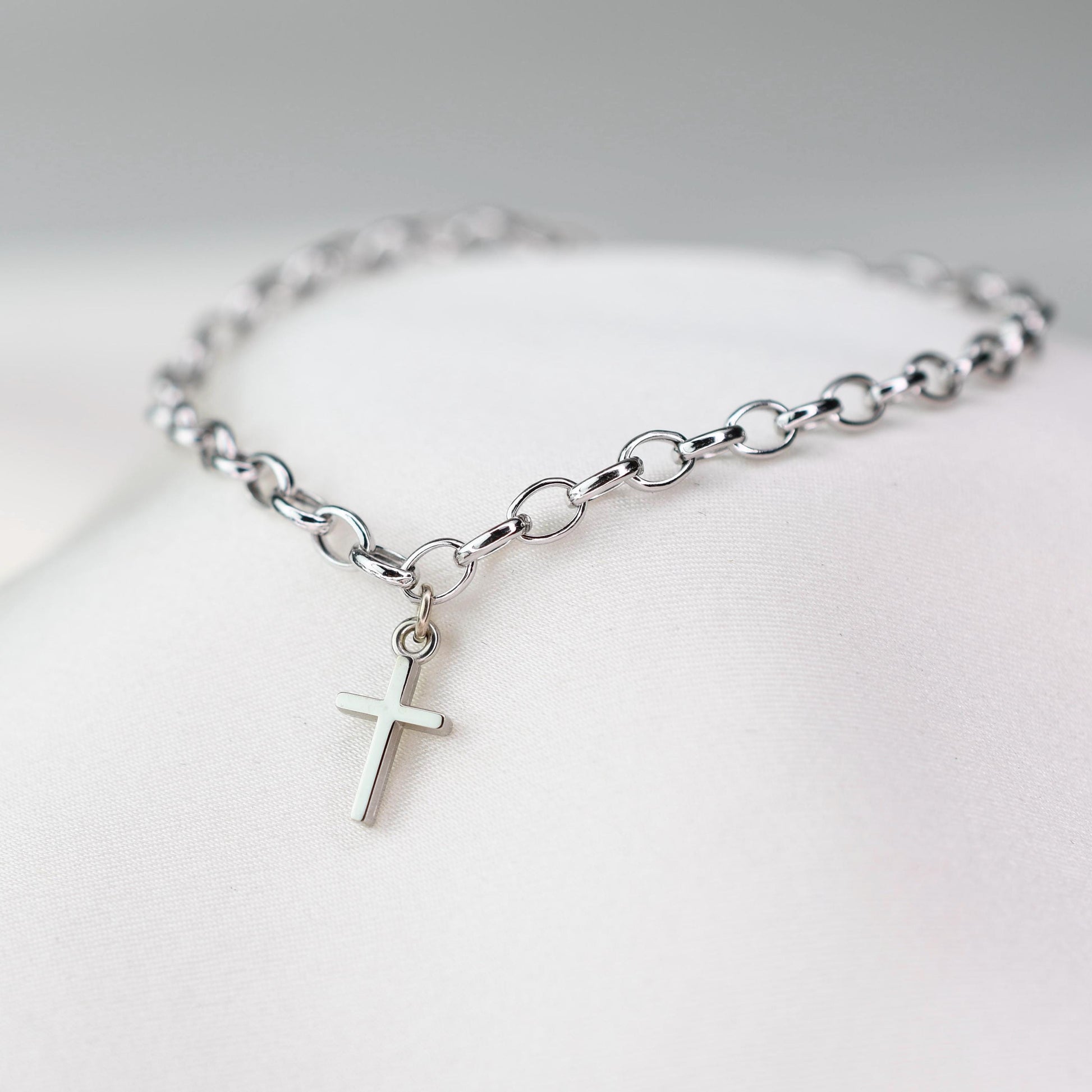 This elegant 14K white gold cross bracelet features a delicate 3.2mm rolo chain and a small cross charm, creating a timeless piece that symbolizes faith and style.