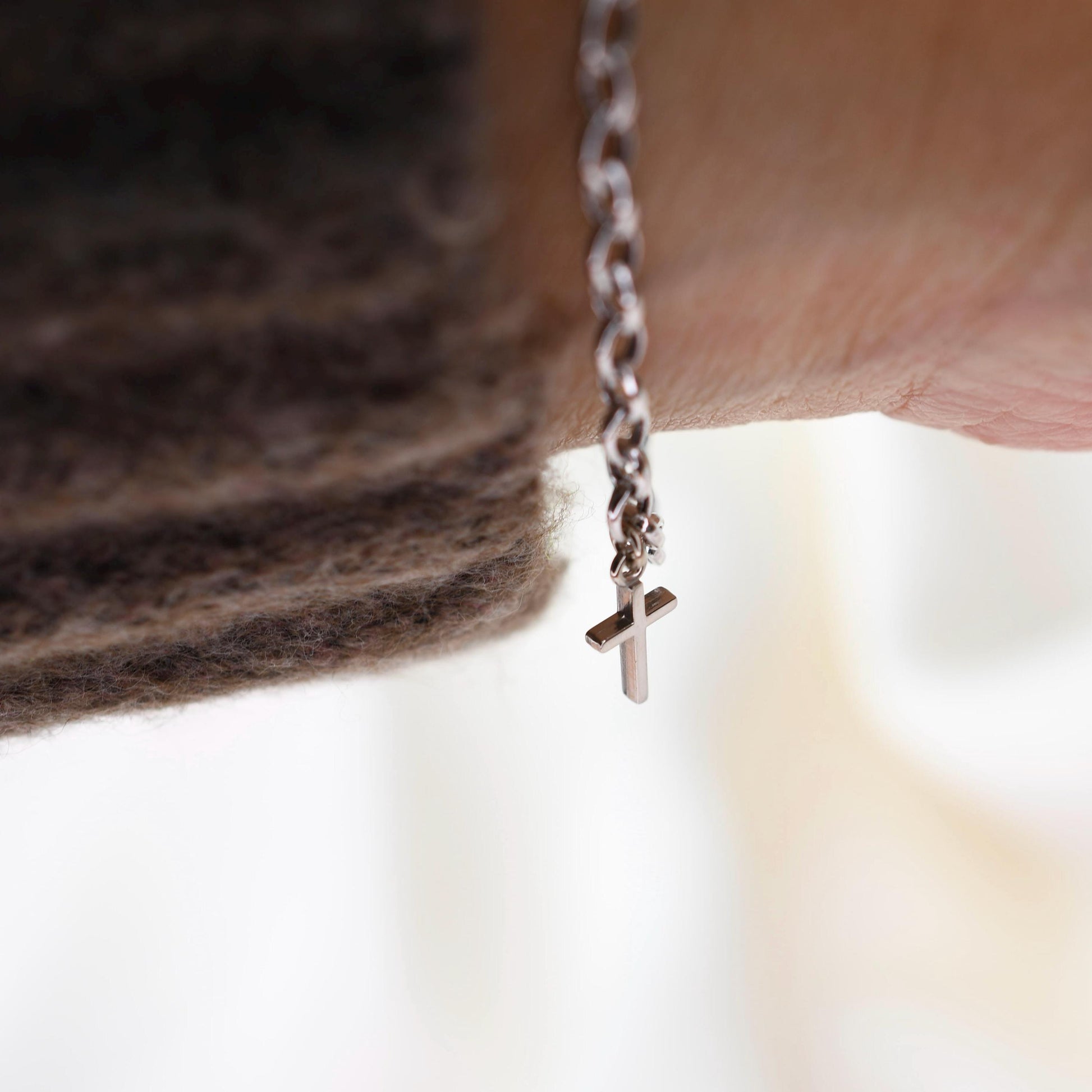 This elegant 14K white gold cross bracelet features a delicate 3.2mm rolo chain and a small cross charm