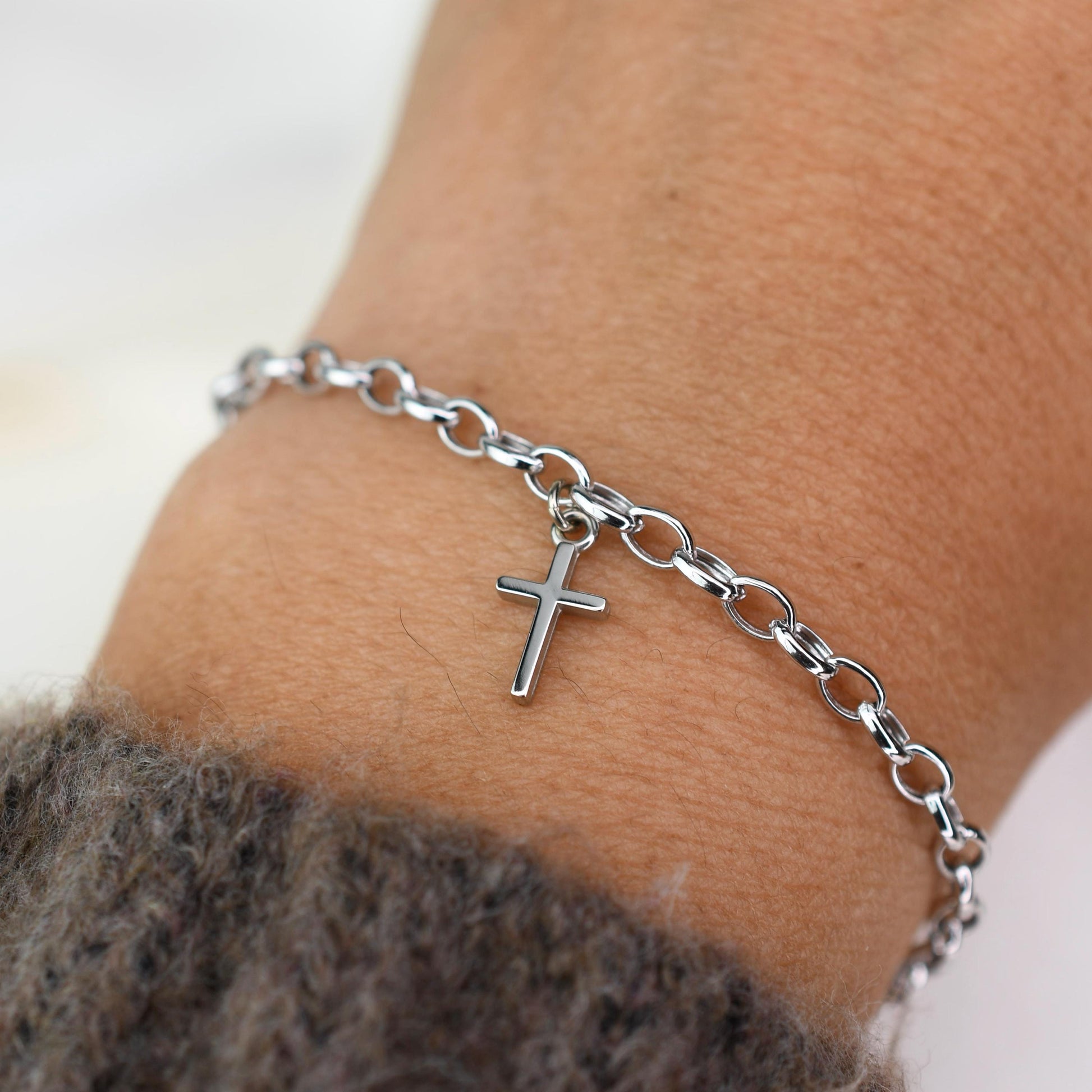 This elegant 14K white gold cross bracelet features a delicate 3.2mm rolo chain and a small cross charm, creating a timeless piece that symbolizes faith and style.