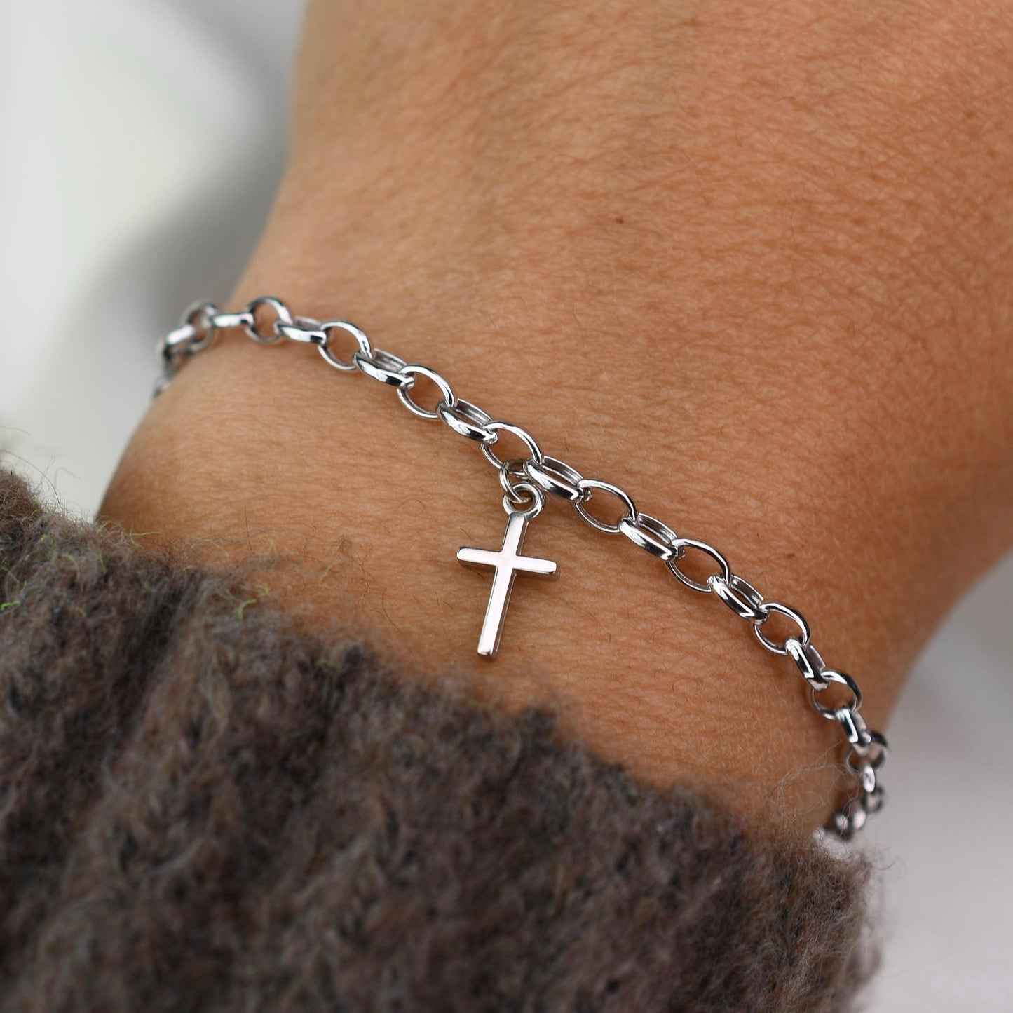This elegant 14K white gold cross bracelet features a delicate 3.2mm rolo chain and a small cross charm, creating a timeless piece that symbolizes faith and style.